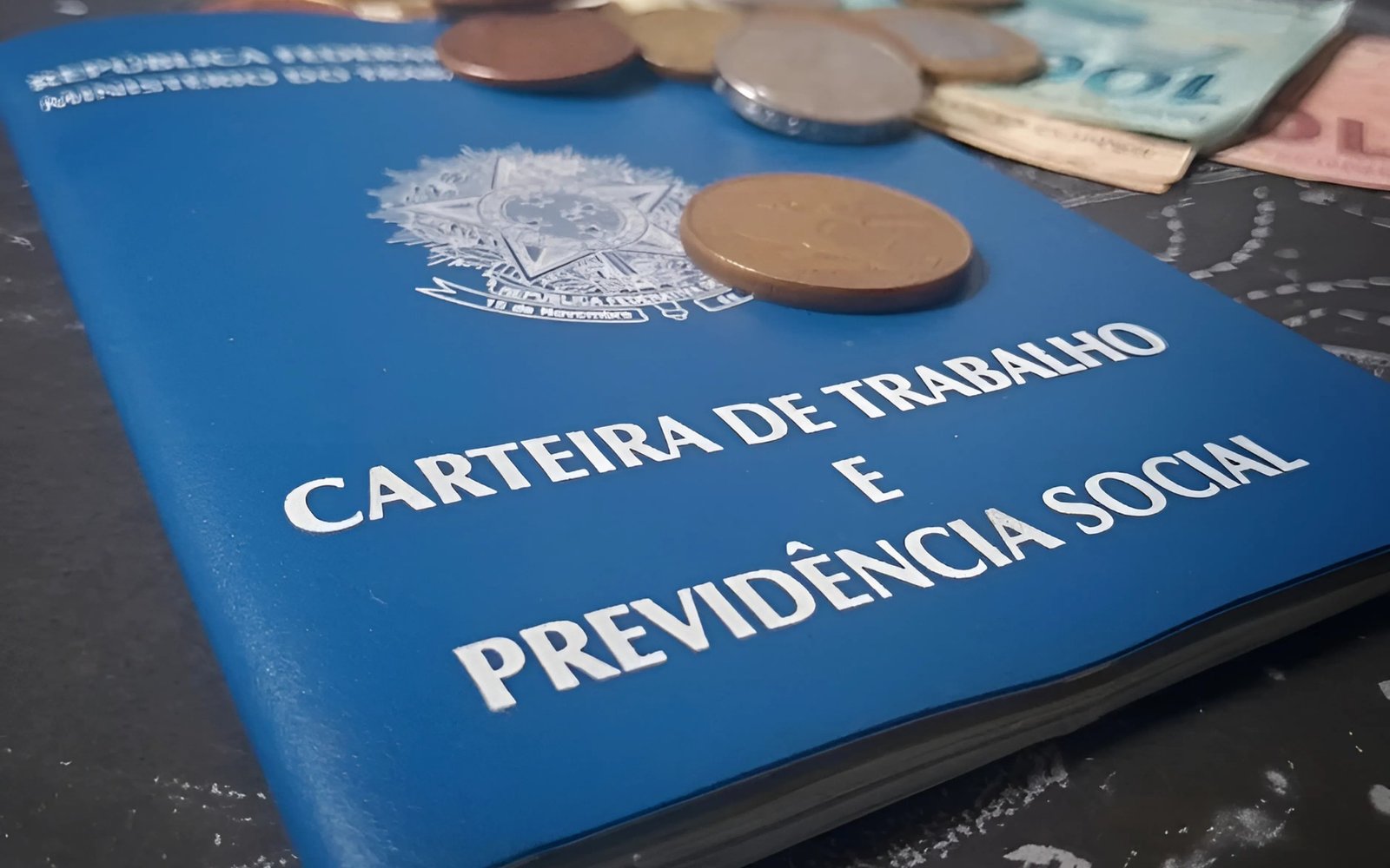 Imagem de Capa Notícia - Posso continuar recebendo Seguro Desemprego após ser registrado (Regras 2024)